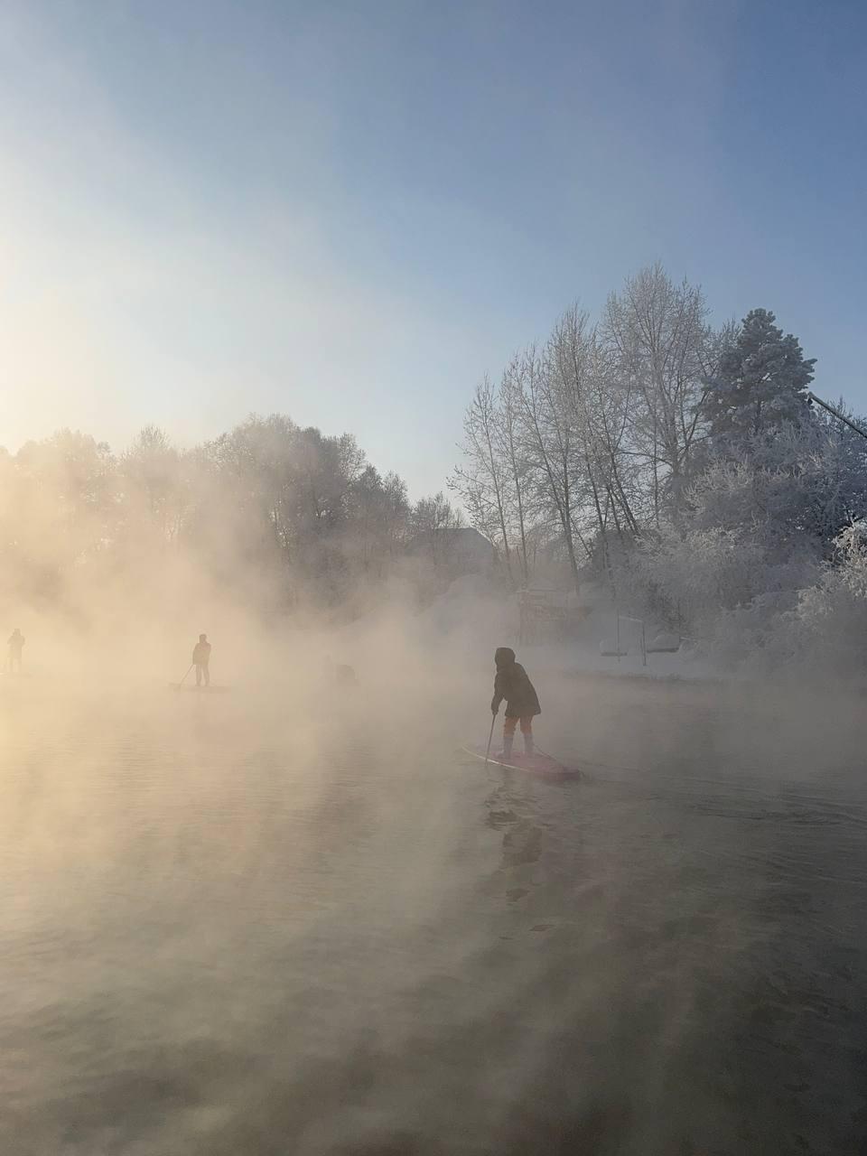 Фото Новосибирцы устроили массовый заплыв на сапах в мороз –26 градусов: 20 леденящих кадров 4
